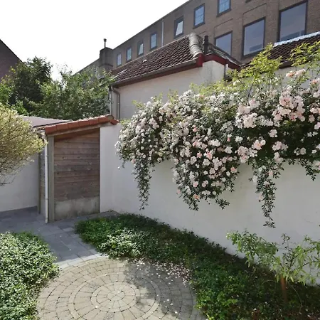 Brugse Charme Met Tuin Aan Het Water 8p Holiday home Bruges